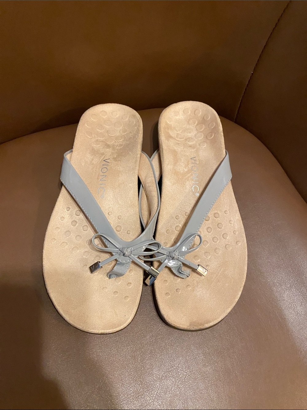 Vionic Light Gray Bow Thong Sandals